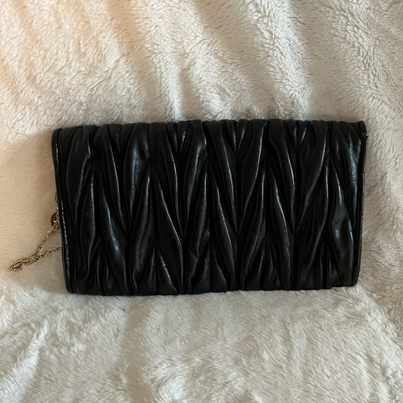 Black ruffle clutch. Like new. Chain or no chain - Picture 2 of 4